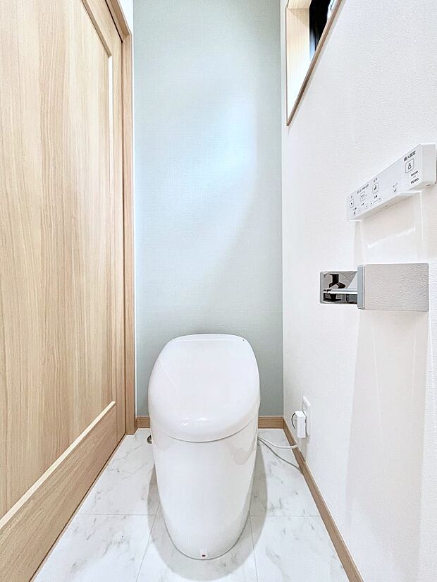 お掃除しやすく見た目もスタイリッシュなタンクレストイレ!