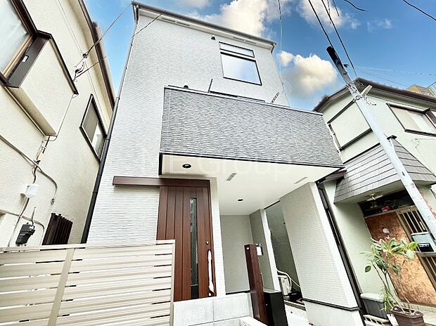 〜Exterior〜  閑静な住宅地で子育て家族にピッタリ。  毎日のお散歩も快適な緑に恵まれたエリアで、自然に包まれた穏やかな暮らしを実現するための、ゆとりある住環境が整っています。