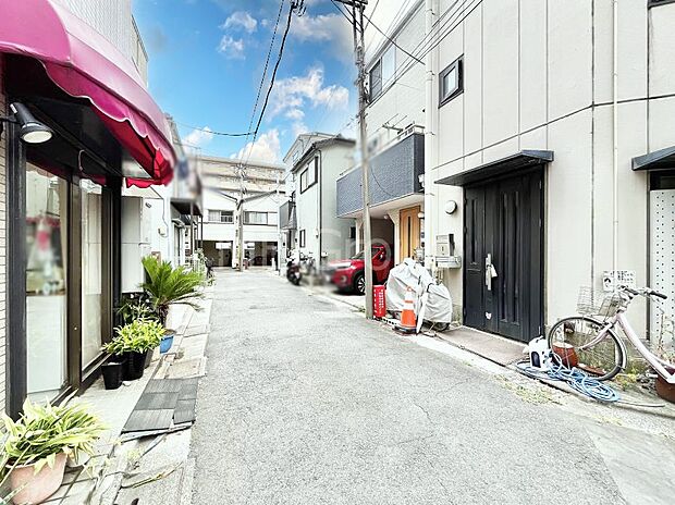 ~Exterior~ 前面道路:北 4m 私道 前面道路は閑静な住宅地をはしる車通りの少ない道路。駐車の出し入れもらくらくです!ご不明点・現地見学のご希望は、お気軽にお問い合わせください!
