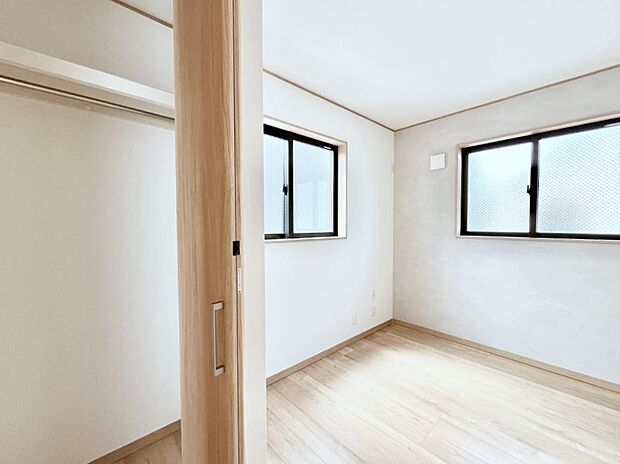 〜Bed Room〜　2面採光を確保した明るい室内は、風通しも良く、大変居心地の良い空間となっております。爽やかな風を感じて起きる朝は、快適生活の始まりに！日当たりや通風がとても良い住まい♪