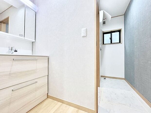 ~Dressing Room~ 清潔感溢れる色合いで統一されていると、スッキリと整った印象をうけます。 鏡の裏にはたっぷりと収納スペースを標準装備! 水廻りは、シンプルかつ機能性を重視して。