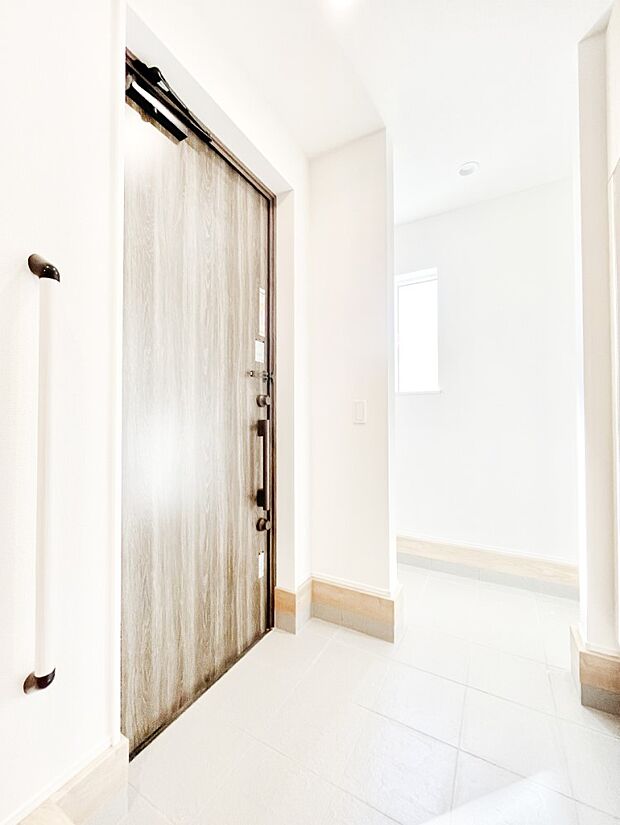 〜Entrance〜　玄関は家の顔といわれますが我が家のセンスをさりげなく感じさせる魅力ある玄関造りも楽しみの一つ。帰宅する度に家族がほっとできる心地よい空間造りも大切ですね♪