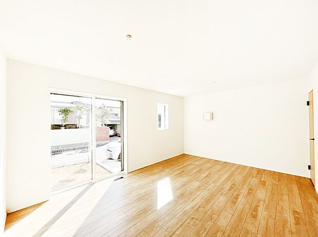 ~Living~ 飽きの来ないシンプルでおしゃれなLDK。大きな窓から日差しが差し込むので室内も明るく、家族の憩いの場としてピッタリです。開放感と日当たりの良さを是非ご覧ください!