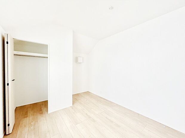 〜Bed Room〜　子供部屋はお子様にとって大変重な役割があります。子供一人で過ごす空間を与えることで、宿題や勉強時間も自然と増えまた自ら部屋の片付けや掃除なども促すことに繋がります。
