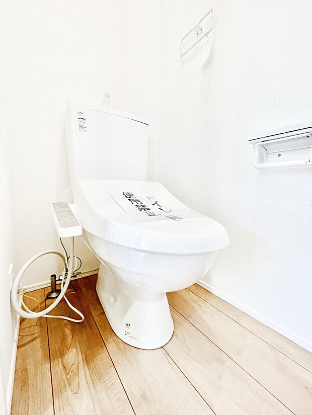 ~Toilet~ 綺麗・スッキリ・快適なウォシュレット付トイレでくつろげる空間です。トイレは毎日使わざるを得ないもの。いつも清潔を保ちたいですね。トイレが2ヶ所あるので朝の混雑時に便利です!