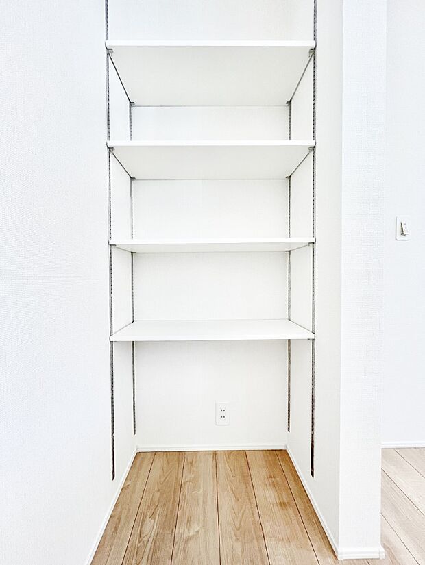 ~Pantry~ キッチン横に収納スペースを設置しました!食品をストックできる便利な場所です。キッチンは家の中でも物が多い場所。非常時に備えての非常食や備蓄スペースとしても使えるのも心強いですね。