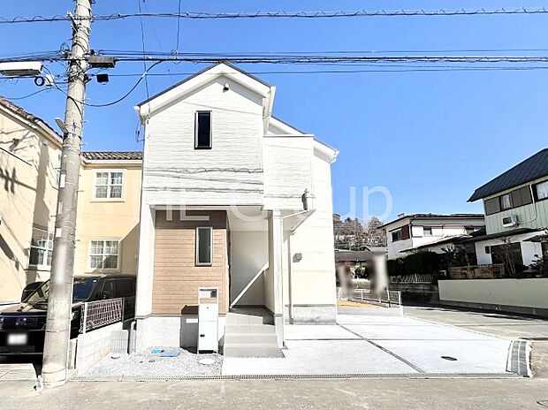 〜Exterior〜　角地により陽当り・風通し良好です。一戸建ての大きなメリットは、自分達の「土地」を「自由に」使える事です。ガーデニングやＤＩＹ，車やバイクの趣味など様々な用途で利用できます。
