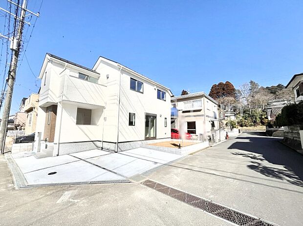 〜Exterior〜　前面道路：南東 6m 公道、南西 6m 公道　低層の一戸建てを中心とした街並みが整然と続き、周辺は高い建物が建っていないので、緑の多い閑静な趣を感じる環境です。