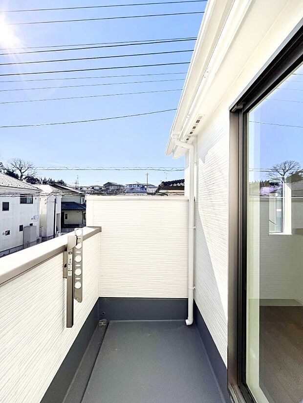 〜Balcony〜  バルコニーは温かい陽がさしこみ、お布団や洗濯物を気持ちよく干すことができます。  使いやすく開放的なバルコニーです♪陽ざしがたっぷり降り注ぐ、バルコニー付き住まい。  