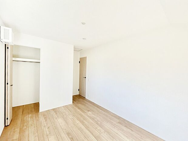 ~Bed Room~ 部屋数が多いのが戸建てのメリットです。ご家族が増えたことで手狭に感じていた住まいも戸建てでは各居室プライバシーを保つことができます。住まいにゆとりが生まれ心もリラックスできます♪