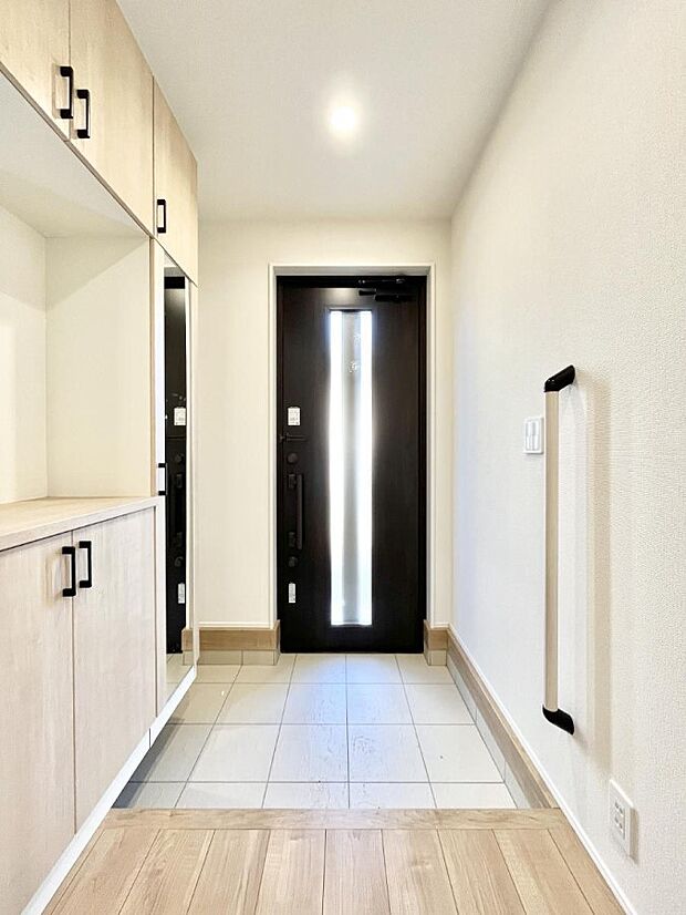 ◆1号棟◆~Entrance~ 家の中でお客様を迎える最初の場所である玄関は、家の印象そのものです!豊富な玄関収納で、常に綺麗に保つことが出来ます♪玄関にはたっぷり収納の下駄箱を完備!