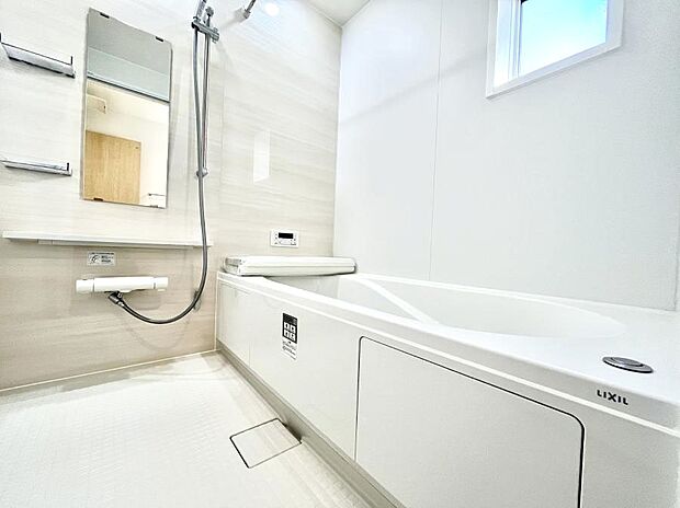 ◆1号棟◆~Bath Room~ 足を伸ばして入浴することが可能!一日の疲れを癒す貴重なバスタイムです。お子様とご一緒でも十分な広さなので、リビングとは違った家族団欒のひと時をお楽しみいただけます。