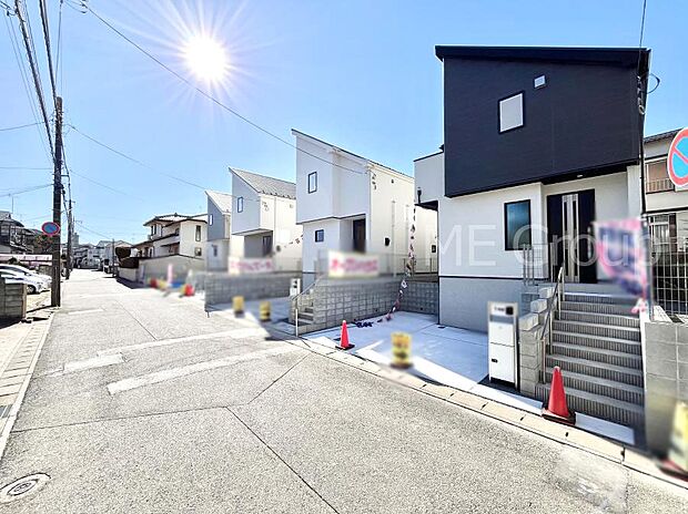 ~Exterior~ 前面道路:北東 6m 公道 前面道路は閑静な住宅地をはしる車通りの少ない道路。駐車の出し入れもらくらくです!ご不明点・現地見学のご希望は、お気軽にお問い合わせください!