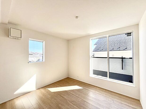 ◆1号棟◆~Bed Room~ 2面採光を確保した明るい室内は、風通しも良く、大変居心地の良い空間となっております。爽やかな風を感じて起きる朝は、快適生活の始まりに!日当たりや通風がとても良い住まい♪