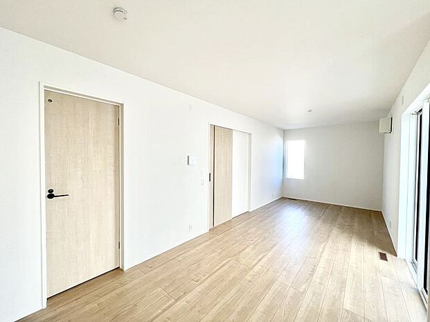 ◆1号棟◆~Living~ ここにはみんなが集い、食事と楽しい会話が始まる。話に夢中になりすぎて、ついつい時を忘れ夜半過ぎになってしまう。そんな束の間の幸せを感じさせてくれる場所でありたい。