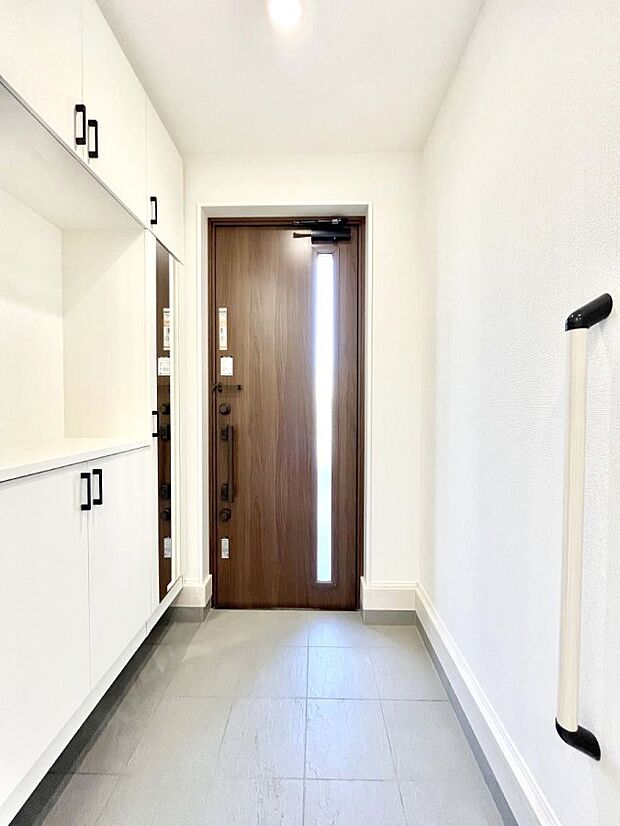 明るい玄関はお客様をお出迎えするのにぴったりです!