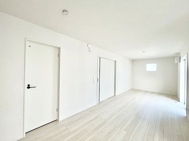 家族団らんの時間も増えそうなくつろぎのリビングダイニング。