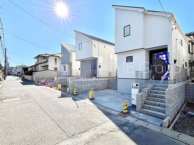 ~Exterior~ 前面道路:北東 6m 公道 前面道路は閑静な住宅地をはしる車通りの少ない道路。駐車の出し入れもらくらくです!ご不明点・現地見学のご希望は、お気軽にお問い合わせください!