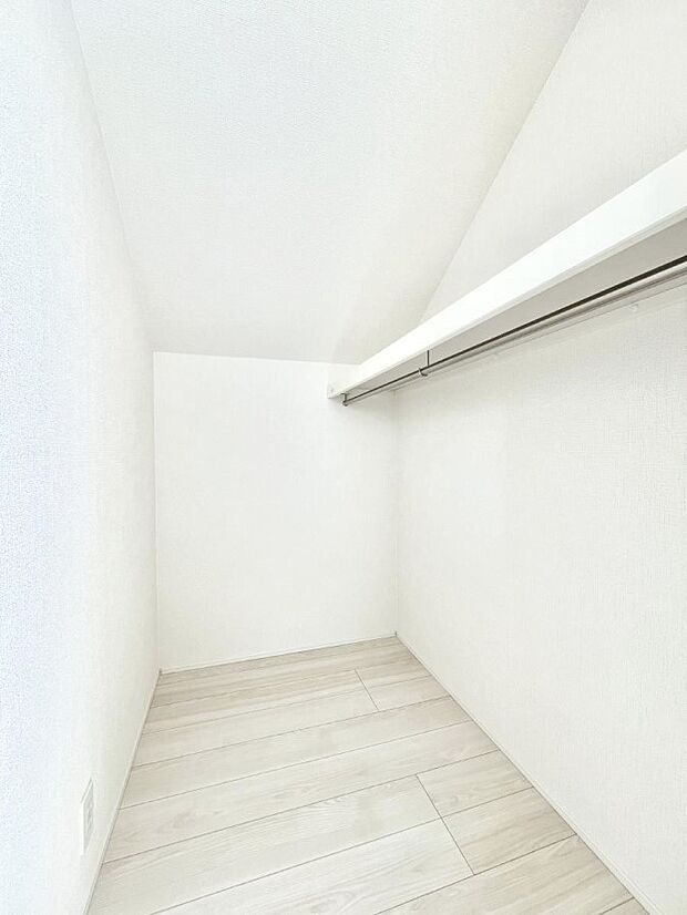 ウォークインクローゼット付きで生活空間を広く利用できます。