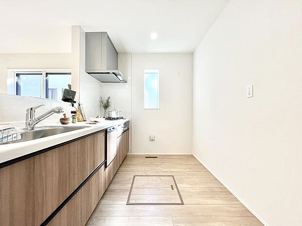 ◆4号棟◆~Kitchen~ 自然光が入る窓のあるキッチン☆毎日使う場所だからこそ、使い勝手を考慮しました。ゆったりとしたキッチンコーナーは質感豊かな仕上がりとなっております。