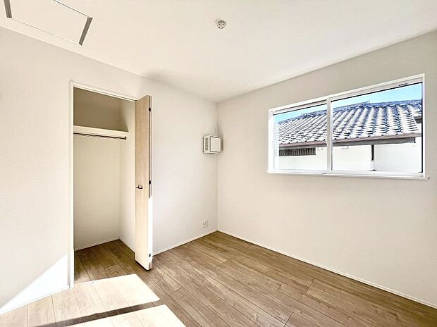 ◆4号棟◆~Bed Room~ 全居室には収納クローゼットを完備!普段使いのお洋服や小物はもちろん、季節物のお洋服などもしっかりと整理整頓おしまい頂けます。 居室空間を広く使用できますね。