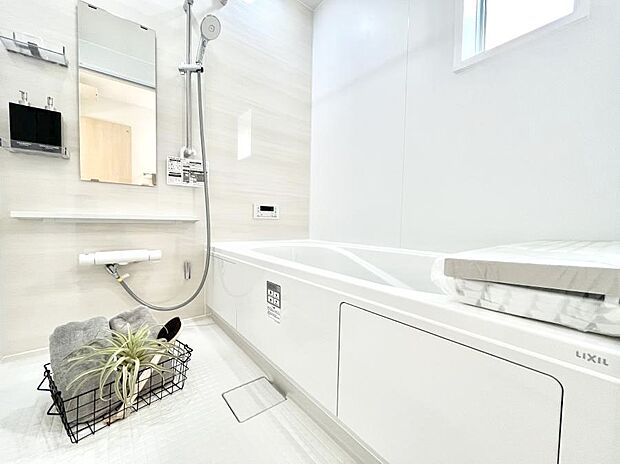 ◆4号棟◆~Bath Room~ 足を伸ばして入浴することが可能!一日の疲れを癒す貴重なバスタイムです。お子様とご一緒でも十分な広さなので、リビングとは違った家族団欒のひと時をお楽しみいただけます。