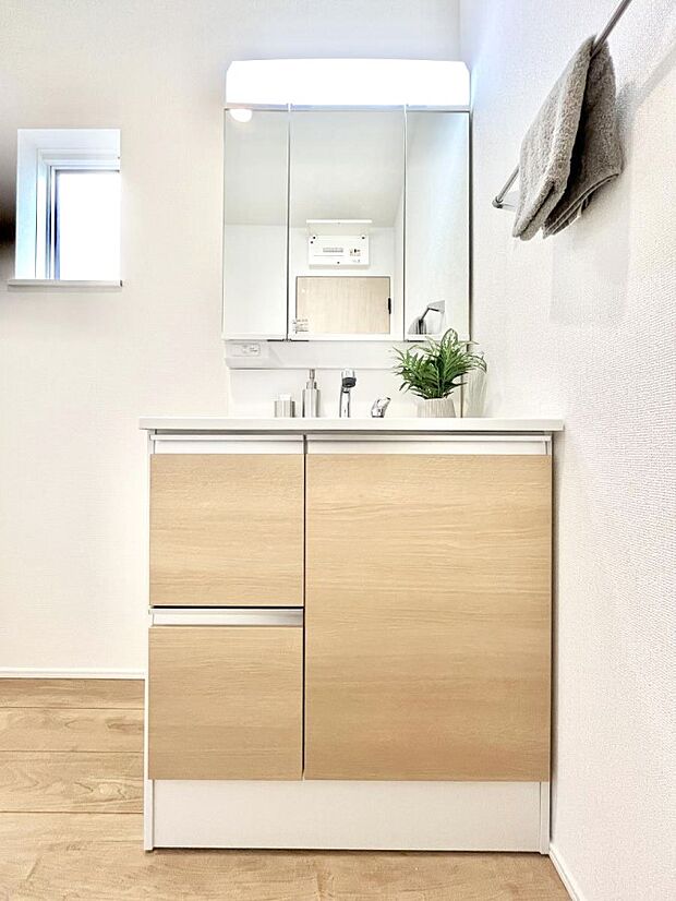 ◆4号棟◆〜Dressing Room〜　十分な大きさの洗面台は収納もさる事ながら、身だしなみチェックや歯磨きなど、朝の慌ただしい時間でもホテルライクなスペースで余裕とゆとりを感じて頂けます。