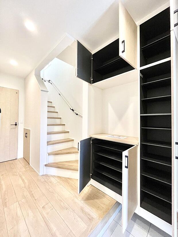 ◆4号棟◆たっぷり収納できるシューズボックスで家族全員の靴も、玄関すっきり。  