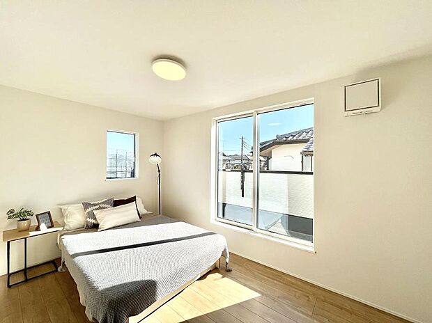 ◆4号棟◆~Bed Room~ 「今日も一日お疲れ様」とご夫婦でゆったりくつろげる寝室。毎日の家事やお仕事に疲れた日はフカフカのベットで癒されてください。テレビや本棚をおいても快適な広さが自慢♪