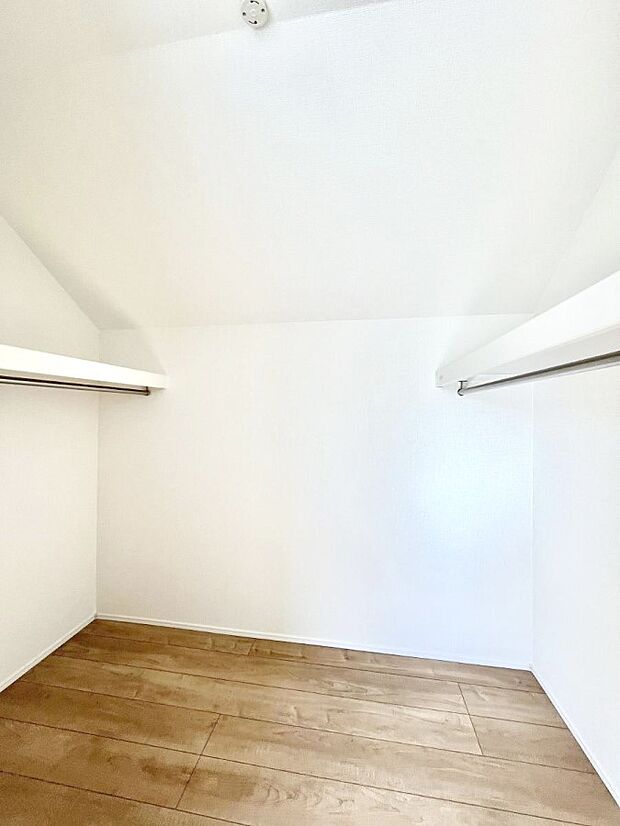 ◆4号棟◆〜Walk-in Closet〜　たくさんの洋服をかけてもシワになりにくいウォークインクローゼット。洋服以外にも、普段使わない家電やスーツケース、ストック品など何でも片付く嬉しい空間です。