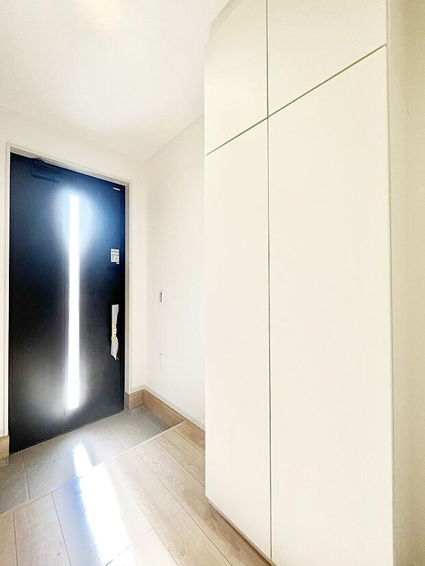 〜Entrance〜　家の中でお客様を迎える最初の場所である玄関は、家の印象そのものです！豊富な玄関収納で、常に綺麗に保つことが出来ます♪玄関にはたっぷり収納の下駄箱を完備！