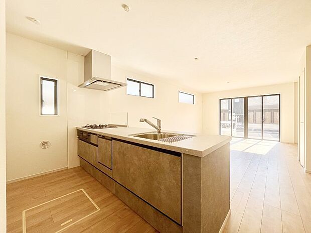 〜Kitchen〜 自然光が入る窓のあるキッチン☆毎日使う場所だからこそ、使い勝手を考慮しました。ゆったりとしたキッチンコーナーは質感豊かな仕上がりとなっております。