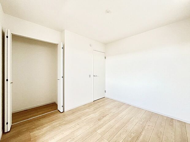 〜Bed Room〜 居室には収納クローゼットを完備!普段使いのお洋服や小物はもちろん、季節物のお洋服などもしっかりと整理整頓おしまい頂けます。 居室空間を広く使用できますね。