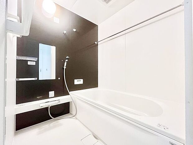〜Bath Room〜　落ち着いた雰囲気の浴室で明日に向けてリフレッシュ。浴室乾燥機能も付いているので隣の洗濯機置き場で洗い上がった洗濯物を、雨の日も天気を気にせず乾燥させることも可能です。