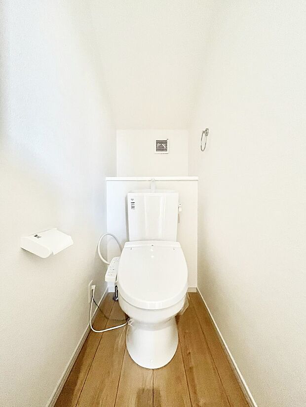 ~Toilet~ 綺麗・スッキリ・快適なウォシュレット付トイレでくつろげる空間です。トイレは毎日使わざるを得ないもの。いつも清潔を保ちたいですね。トイレが2ヶ所あるので朝の混雑時に便利です!