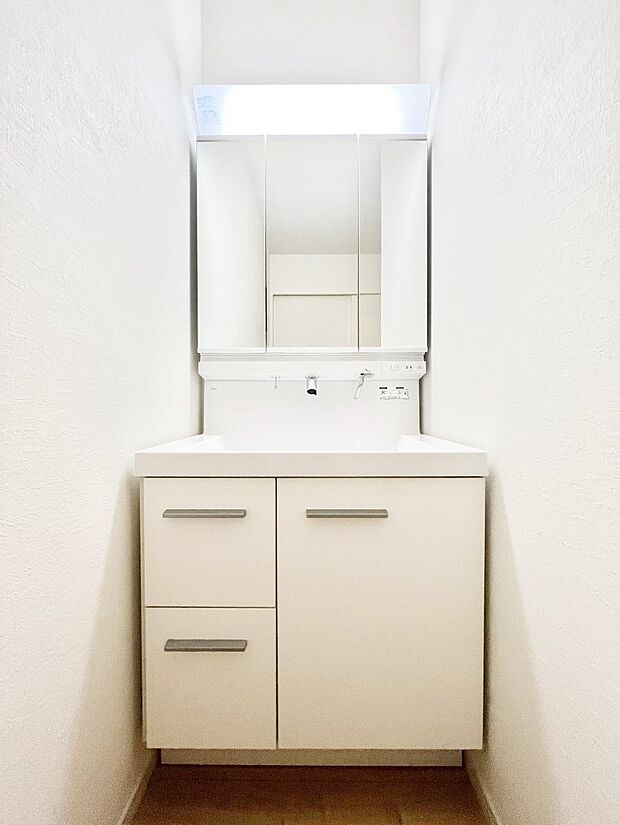 〜Dressing Room〜 十分な大きさの洗面台は収納もさる事ながら、身だしなみチェックや歯磨きなど、朝の慌ただしい時間でもホテルライクなスペースで余裕とゆとりを感じて頂けます。