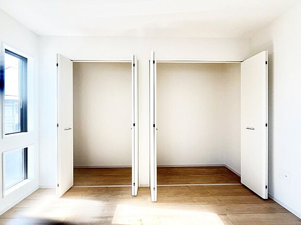 〜Closet〜 壁面クローゼットがあればタンスを置く必要がなく、出っ張りのないスッキリ空間を維持できます。限られたスペースを有効に活用できそう。季節の衣類や趣味の品などたっぷり収納出来ますね♪