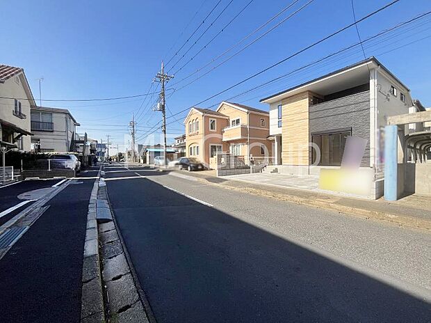 〜Exterior〜　前面道路：南 8.96m 公道　低層の一戸建てを中心とした街並みが整然と続き、周辺は高い建物が建っていないので、緑の多い閑静な趣を感じる環境です。
