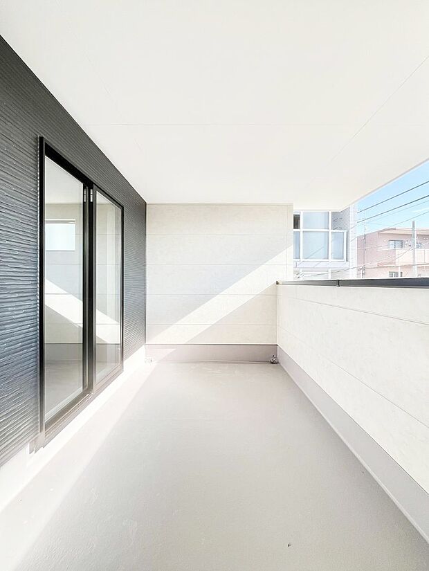 〜Balcony〜 インナーバルコニーは洗濯物を干すスペースとして急な雨で洗濯物が濡れてしまうのを防いでくれます◎チェアでくつろいだり、夏には周りを気にせずビニールプールが楽しめますね♪