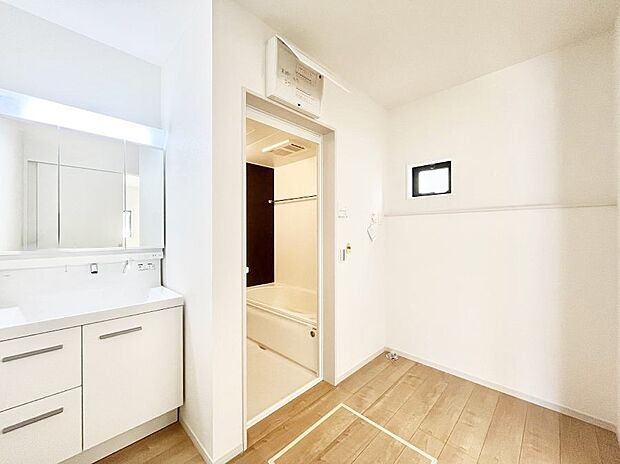 〜Dressing Room〜　暗くなりがちな洗面所も窓があると採光と換気が可能なので気持ちよくお使い頂けます。三面鏡タイプの洗面台は鏡裏収納で散らかりがちな洗面所もスッキリ♪