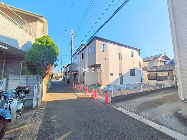 〜Exterior〜　前面道路：北東 4m 公道　前面道路は閑静な住宅地をはしる車通りの少ない道路。駐車の出し入れもらくらくです！ご不明点・現地見学のご希望は、お気軽にお問い合わせください！