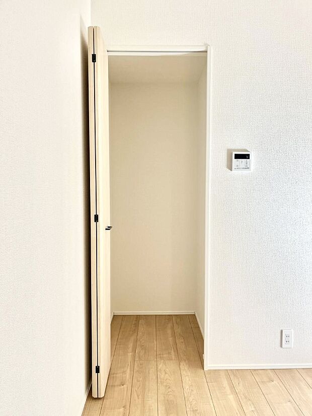 キッチン横収納！食材のストックはもちろん、日用品の収納など使い方はいろいろ！  