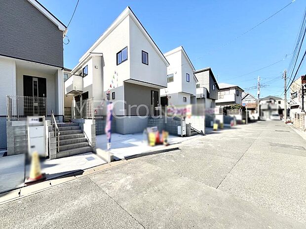 ~Exterior~ 前面道路:北東 6m 公道 前面道路は閑静な住宅地をはしる車通りの少ない道路。駐車の出し入れもらくらくです!ご不明点・現地見学のご希望は、お気軽にお問い合わせください!