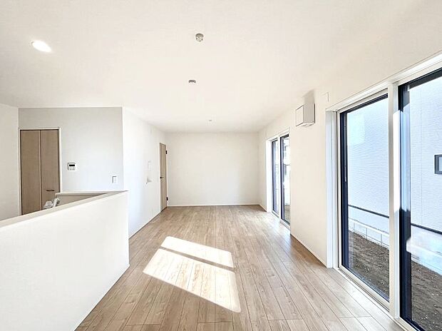 大きな窓からたっぷりの陽光と風を感じられるリビング  