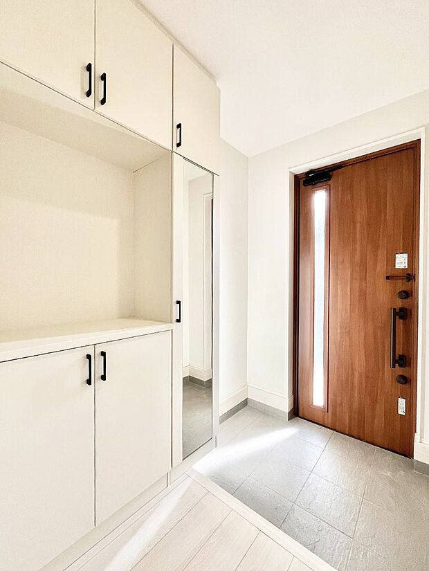 ◆1号棟◆~Entrance~ 下駄箱ミラー付なので、お出かけ前の身だしなみチェックに◎玄関はお客様をお出迎えする一番最初の場所、帰ってくる時に入る最初の場所。そんな場所だからこそ、より良い空間に…♪