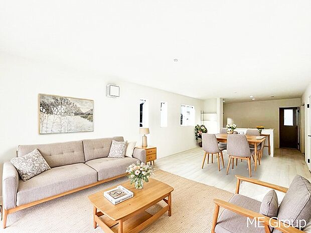 ◆1号棟◆〜Living〜 家族の食事や団らんのほか、子どもを遊ばせたり、友人を招いたりするLDKは住まいの中心。長時間過ごす場所だから、その空間は住まい全体の居心地を左右します。 ※家具はCGです