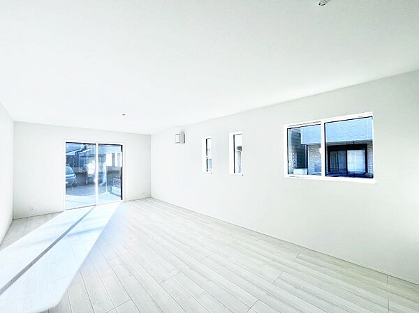 ◆1号棟◆～Living～　飽きの来ないシンプルでおしゃれなLDK。大きな窓から日差しが差し込むので室内も明るく、家族の憩いの場としてピッタリです。開放感と日当たりの良さを是非ご覧ください！