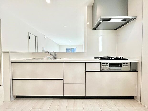 ◆1号棟◆〜Kitchen〜 広くて使いやすいキッチンなら家族でいっしょに料理をつくったり、後片付けも手間なくできちゃいます♪収納もたっぷりあるので、いつもすっきりと清潔な印象を保てます。