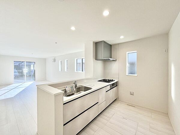 ◆1号棟◆～Kitchen～　自然光が入る窓のあるキッチン☆毎日使う場所だからこそ、使い勝手を考慮しました。ゆったりとしたキッチンコーナーは質感豊かな仕上がりとなっております。