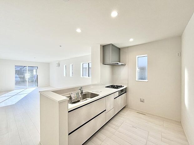 ◆1号棟◆〜Kitchen〜　自然光が入る窓のあるキッチン☆毎日使う場所だからこそ、使い勝手を考慮しました。ゆったりとしたキッチンコーナーは質感豊かな仕上がりとなっております。